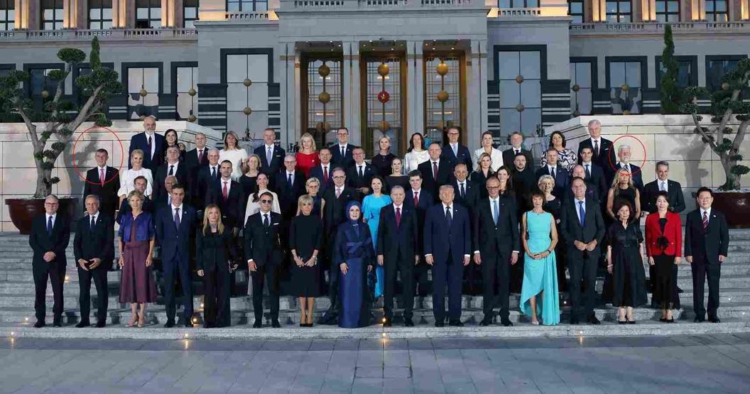 NATO aile fotoğrafında dikkat çeken mesafe: Aynı ülkeden iki lider katıldı, iki ayrı uçta durdular