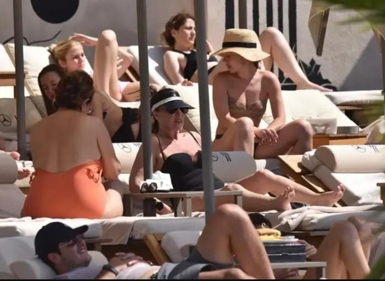 Plajlar renklendi Ünlü isimler yaz sezonunu açtı