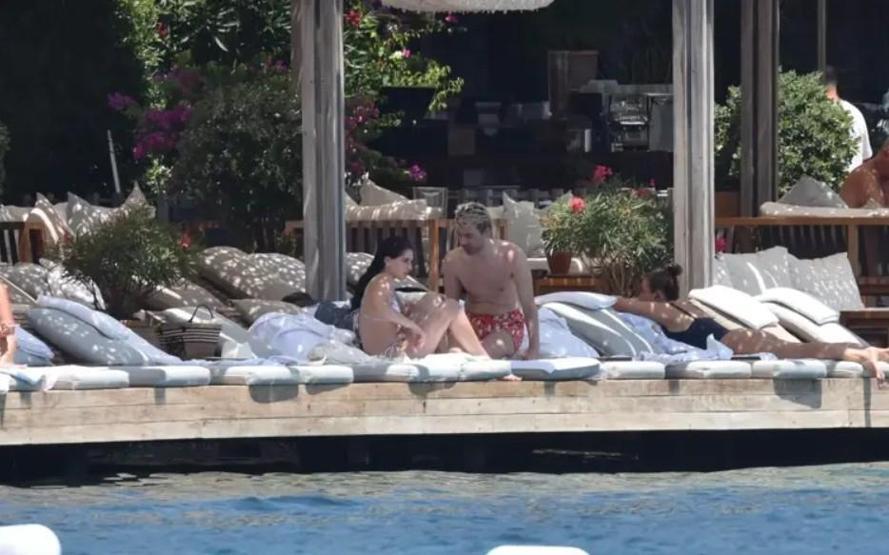 Plajlar renklendi Ünlü isimler yaz sezonunu açtı