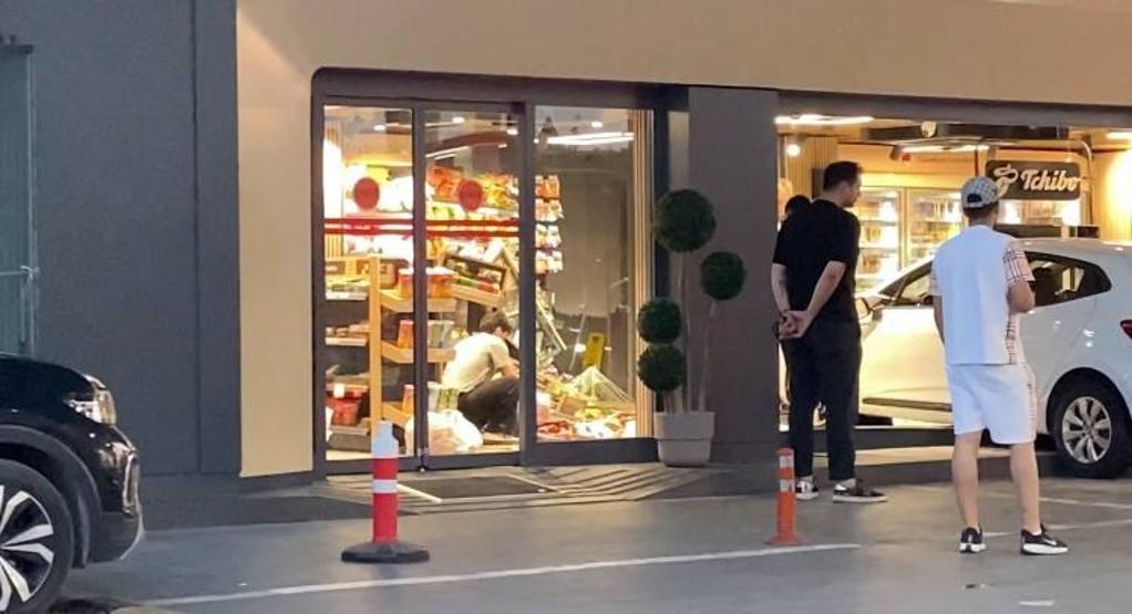 Otomobille akaryakıt istasyonu marketine daldı
