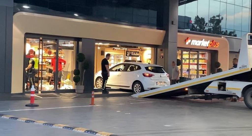 Otomobille akaryakıt istasyonu marketine daldı