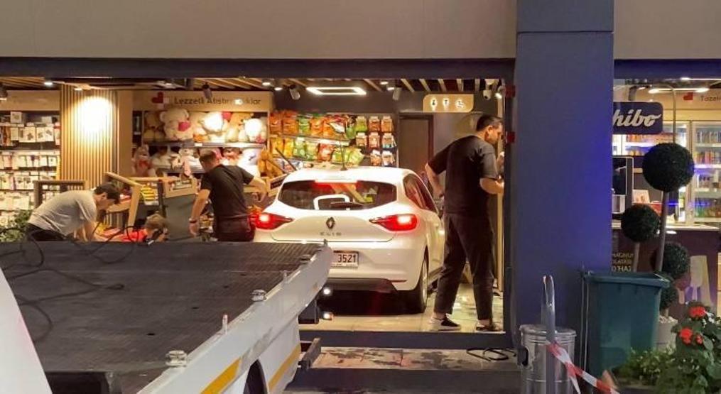 Otomobille akaryakıt istasyonu marketine daldı