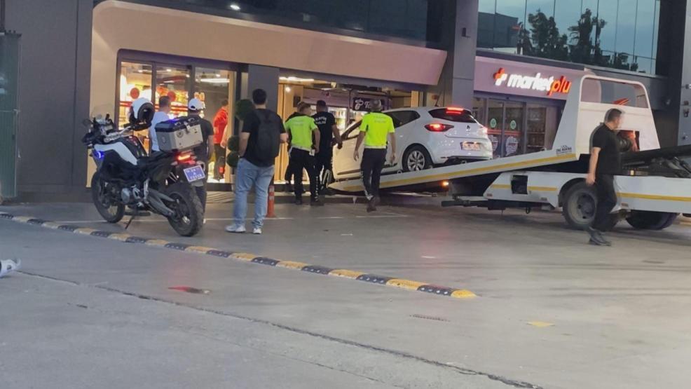 Otomobille akaryakıt istasyonu marketine daldı