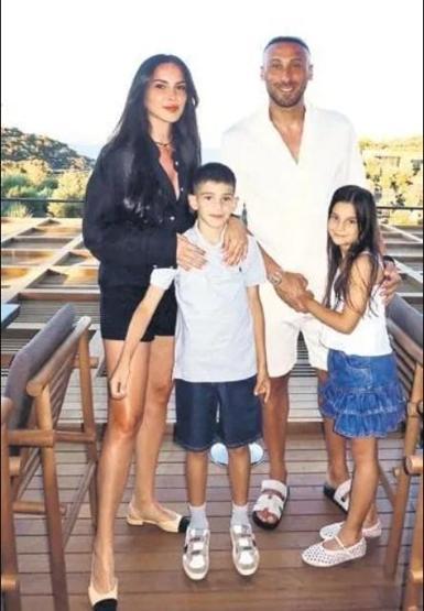 Futbol sahalarındaki dostluk tatilde de devam ediyor Cenk Tosun, Çağlar Söyüncü ve Necip Uysal aileleriyle aynı rotada