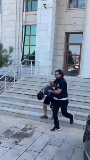 Ayrılmak isteyen eşini çocukların önünde tekme tokat dövdü
