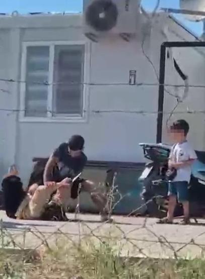 Ayrılmak isteyen eşini çocukların önünde tekme tokat dövdü