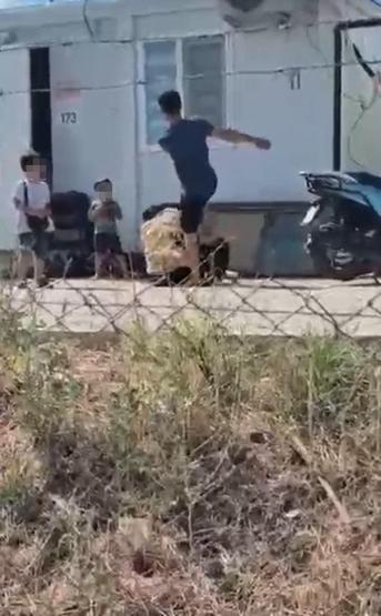 Ayrılmak isteyen eşini çocukların önünde tekme tokat dövdü
