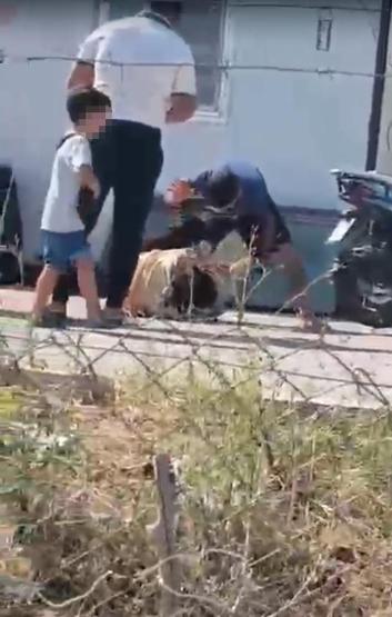 Ayrılmak isteyen eşini çocukların önünde tekme tokat dövdü