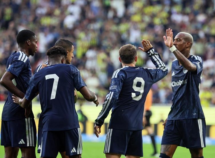 Fenerbahçede 7 futbolcunun bileti kesildi