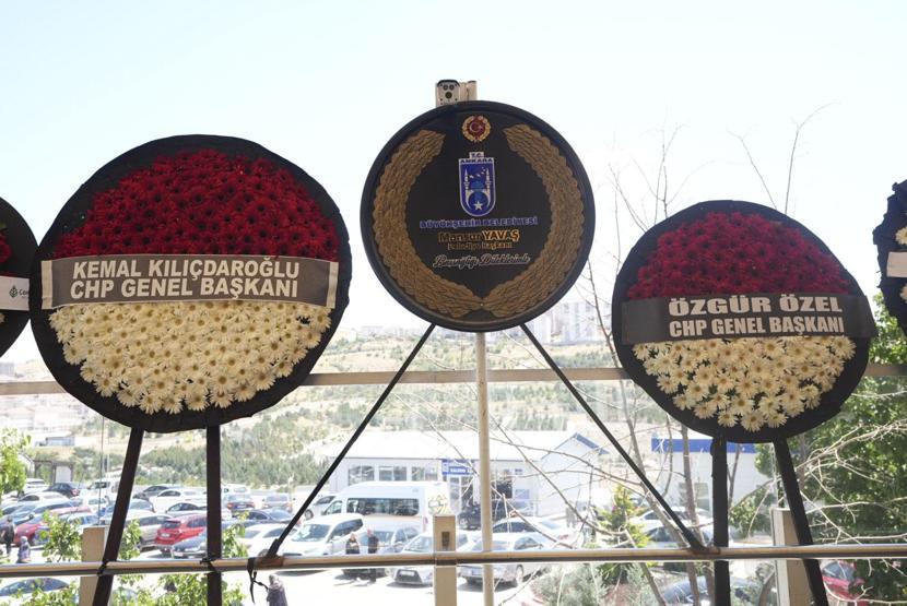 1 PARTİ, 2 GENEL BAŞKAN: Cenaze töreninde yan yana konulan çelenkler dikkat çekti