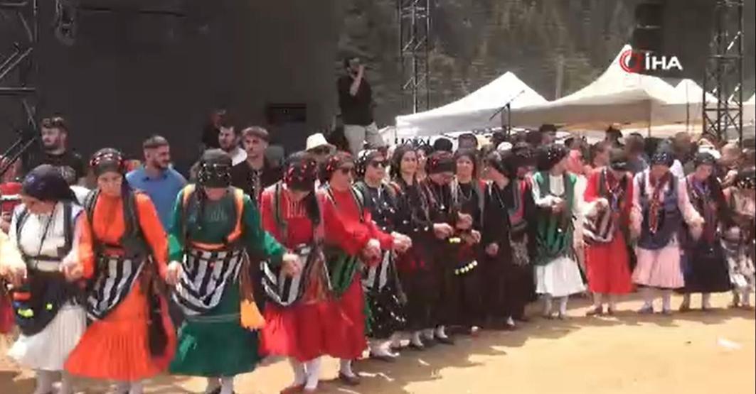 1500 rakımlı yaylada 88 yıllık gelenek Binlerce kişi kol kola horon oynadı