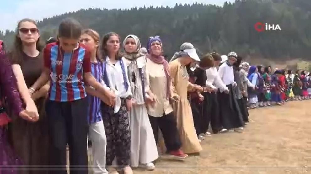 1500 rakımlı yaylada 88 yıllık gelenek Binlerce kişi kol kola horon oynadı