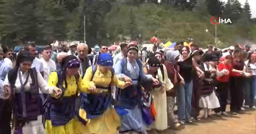 1500 rakımlı yaylada 88 yıllık gelenek Binlerce kişi kol kola horon oynadı
