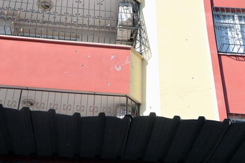 Adanada motosikletli saldırgan dehşet saçtı Taburede otururken kurşun yağmuruna tutuldu