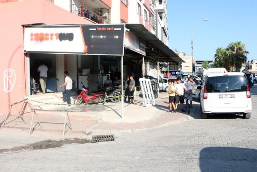 Adanada motosikletli saldırgan dehşet saçtı Taburede otururken kurşun yağmuruna tutuldu