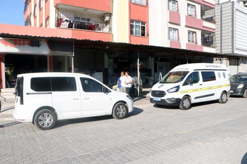 Adanada motosikletli saldırgan dehşet saçtı Taburede otururken kurşun yağmuruna tutuldu