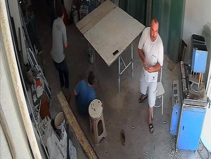 Adanada motosikletli saldırgan dehşet saçtı Taburede otururken kurşun yağmuruna tutuldu