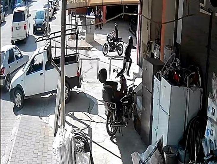 Adanada motosikletli saldırgan dehşet saçtı Taburede otururken kurşun yağmuruna tutuldu