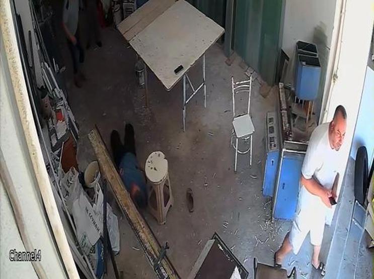 Adanada motosikletli saldırgan dehşet saçtı Taburede otururken kurşun yağmuruna tutuldu
