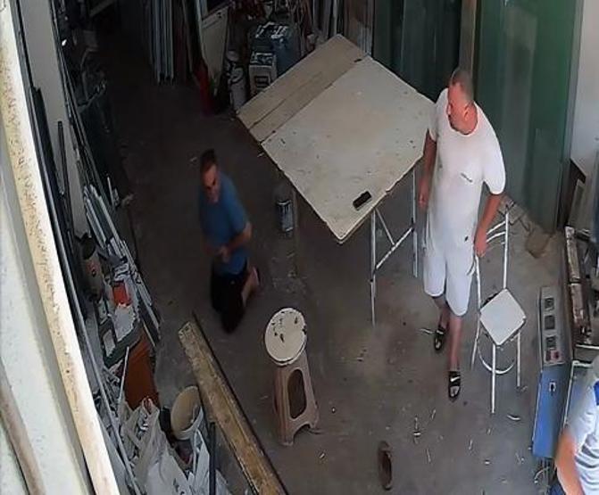Adanada motosikletli saldırgan dehşet saçtı Taburede otururken kurşun yağmuruna tutuldu