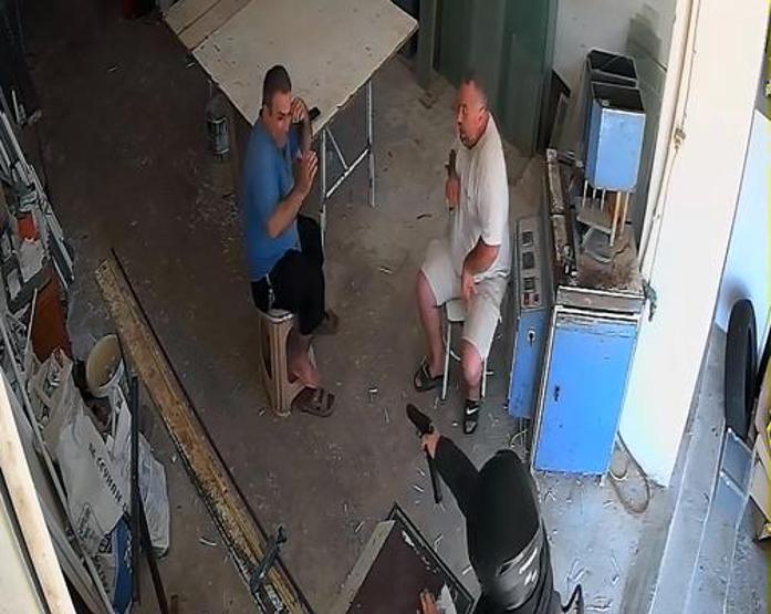 Adanada motosikletli saldırgan dehşet saçtı Taburede otururken kurşun yağmuruna tutuldu