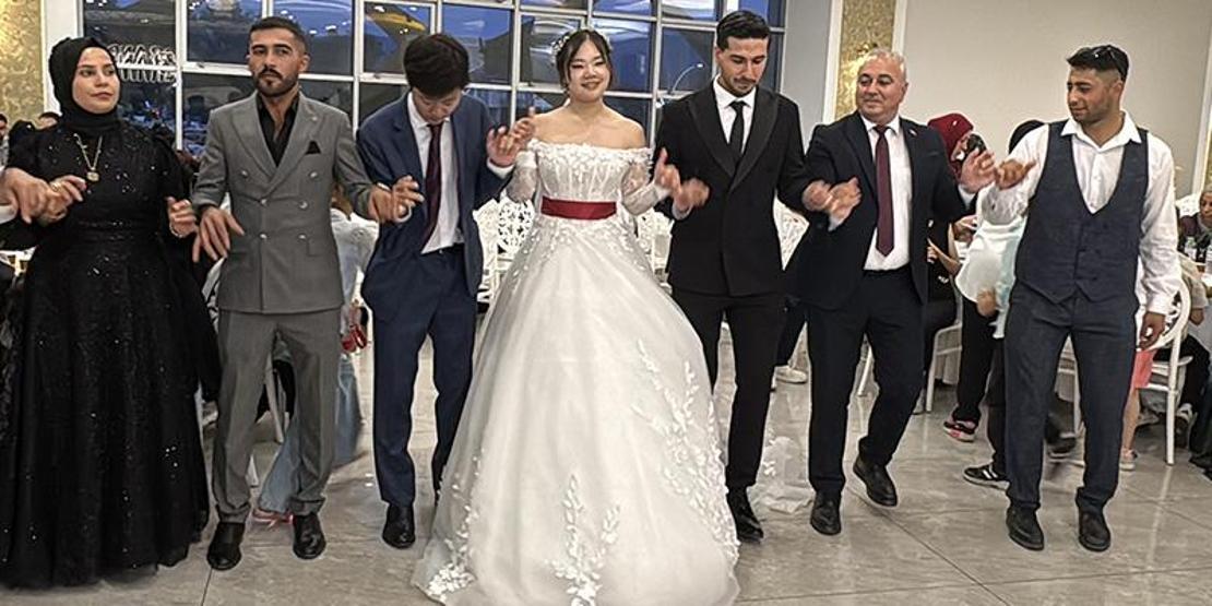 Japon geline Türk usulü düğün Dünya evine halaylarla girdi