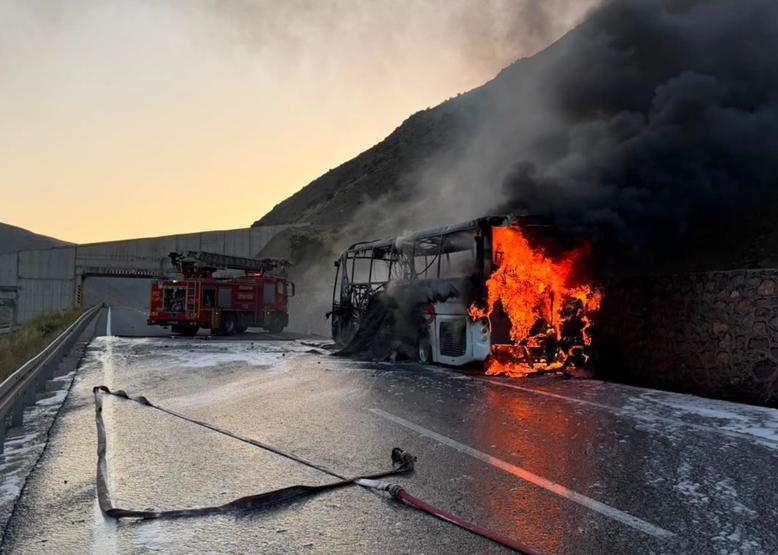 Erzincan’da yolcu otobüsü yandı