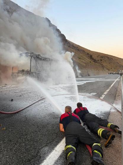 Erzincan’da yolcu otobüsü yandı