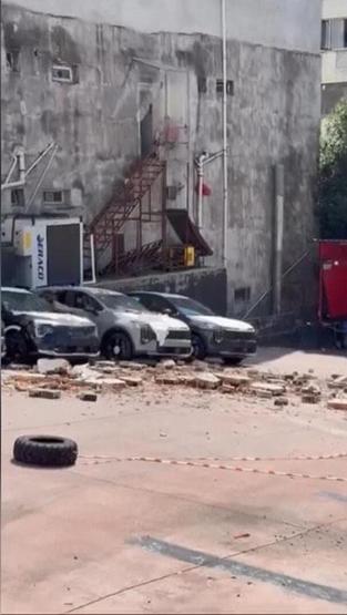 Otomobil bayisinde büyük şok: Üzerine duvar çöken sıfır araçlarda 30 milyon liralık hasar