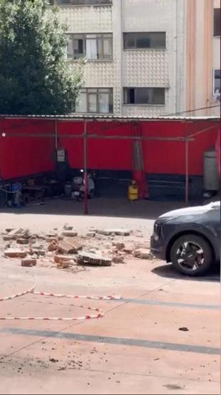 Otomobil bayisinde büyük şok: Üzerine duvar çöken sıfır araçlarda 30 milyon liralık hasar
