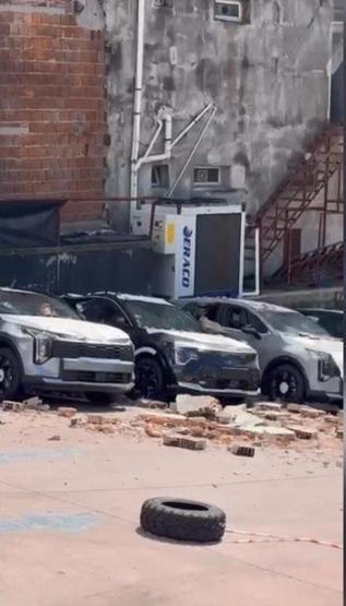Otomobil bayisinde büyük şok: Üzerine duvar çöken sıfır araçlarda 30 milyon liralık hasar