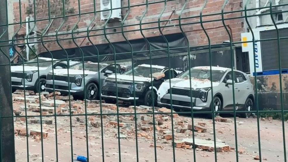 Otomobil bayisinde büyük şok: Üzerine duvar çöken sıfır araçlarda 30 milyon liralık hasar