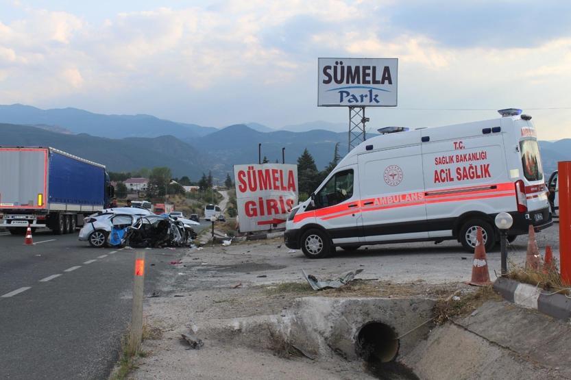 Aile faciası yaşandı Otomobil menfeze çarptı: 2 ölü, 4 yaralı