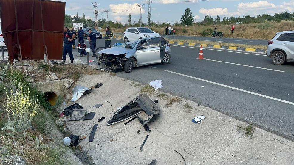 Aile faciası yaşandı Otomobil menfeze çarptı: 2 ölü, 4 yaralı