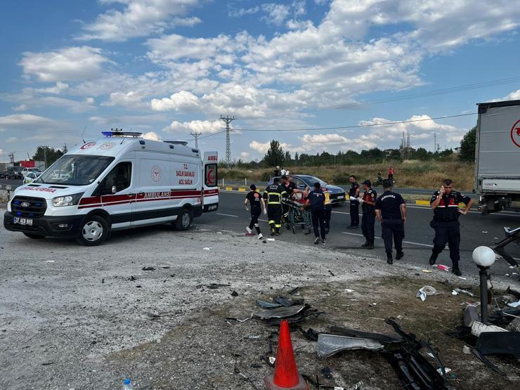 Aile faciası yaşandı Otomobil menfeze çarptı: 2 ölü, 4 yaralı