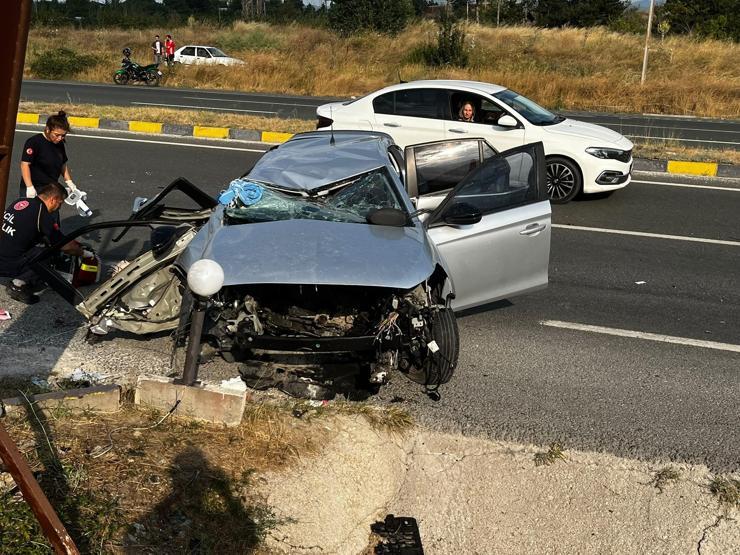 Aile faciası yaşandı Otomobil menfeze çarptı: 2 ölü, 4 yaralı