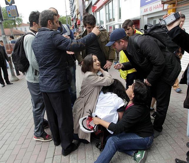 Şafak Paveye yaka paça gözaltı girişimi