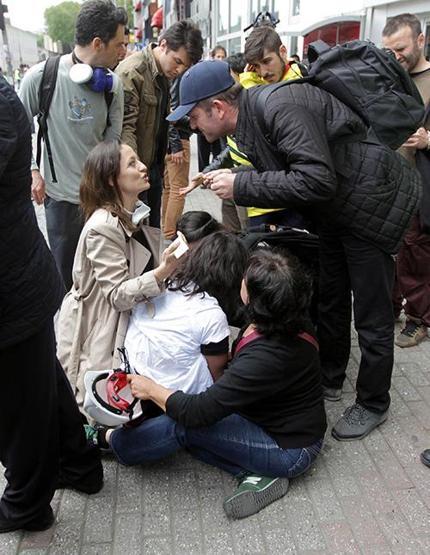 Şafak Paveye yaka paça gözaltı girişimi