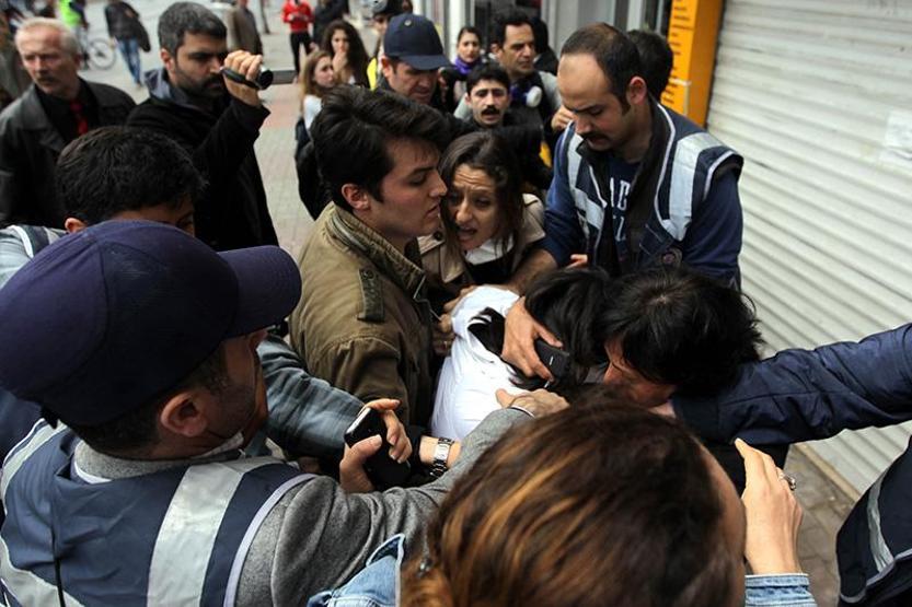 Şafak Paveye yaka paça gözaltı girişimi