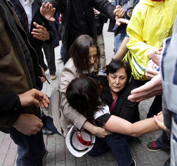 Şafak Paveye yaka paça gözaltı girişimi
