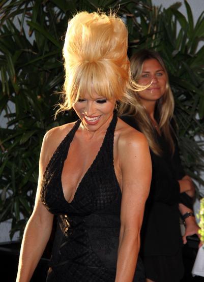 Pamela Anderson Rihannaya rakip çıktı