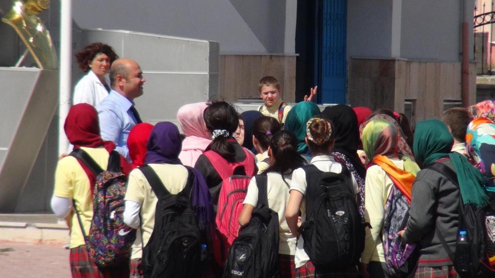 Konyada orta okul öğrencileri, başörtüsüyle derse girdi