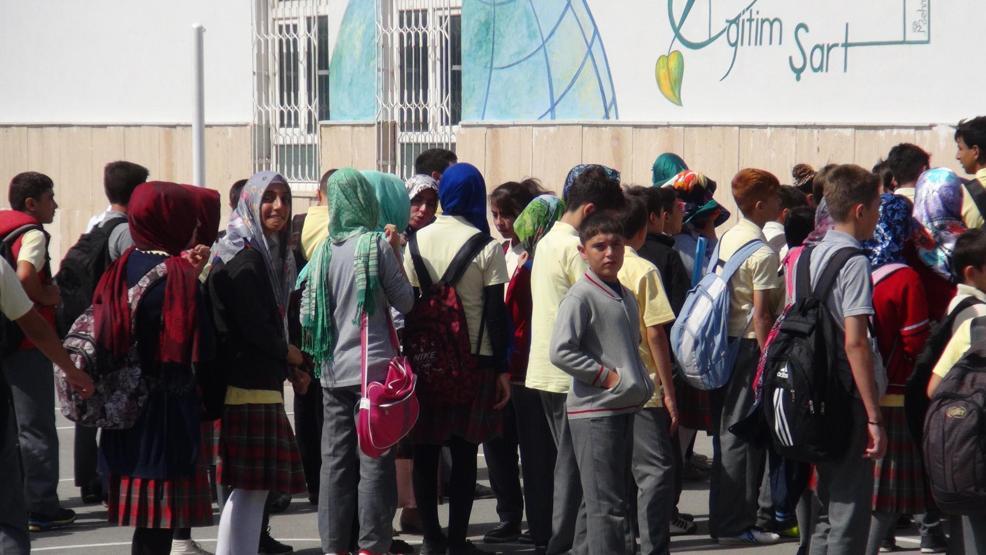 Konyada orta okul öğrencileri, başörtüsüyle derse girdi