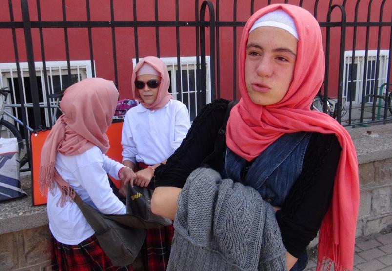 Konyada orta okul öğrencileri, başörtüsüyle derse girdi