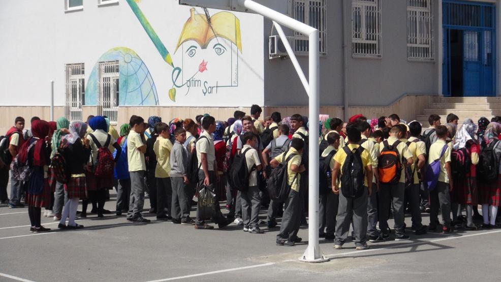 Konyada orta okul öğrencileri, başörtüsüyle derse girdi