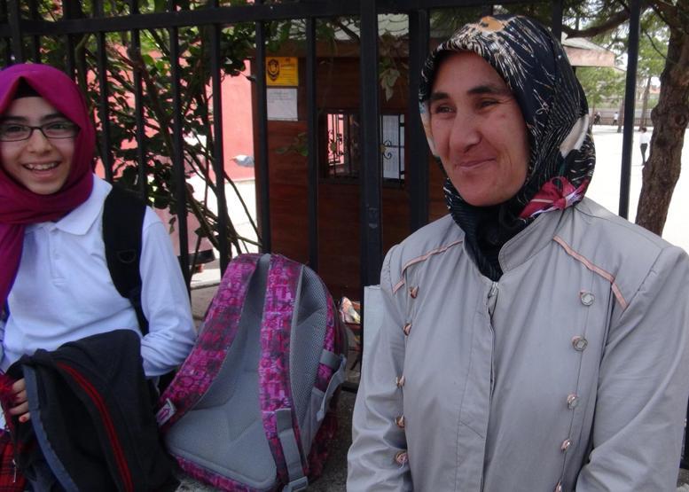 Konyada orta okul öğrencileri, başörtüsüyle derse girdi