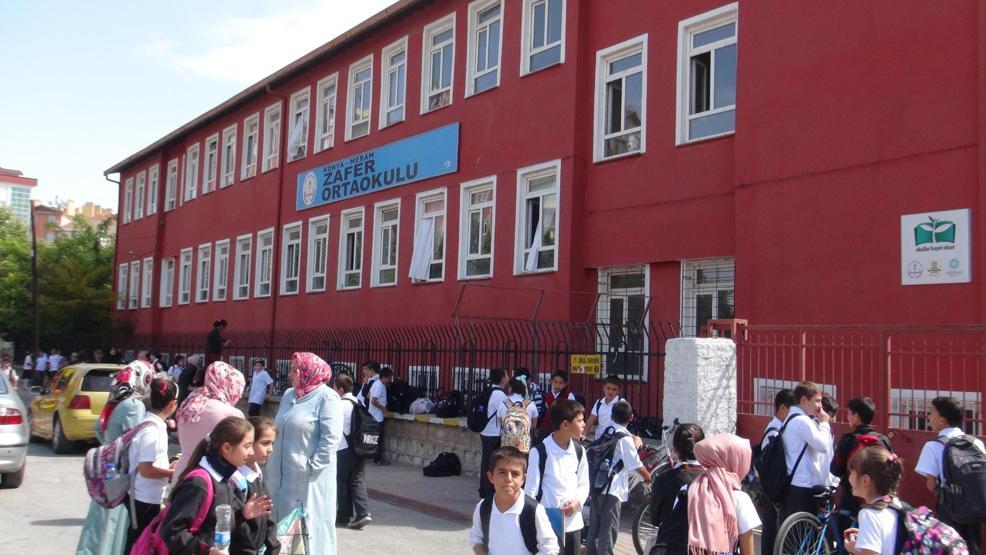 Konyada orta okul öğrencileri, başörtüsüyle derse girdi