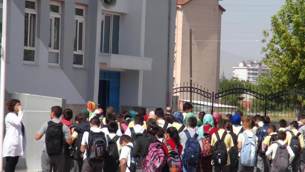 Konyada orta okul öğrencileri, başörtüsüyle derse girdi