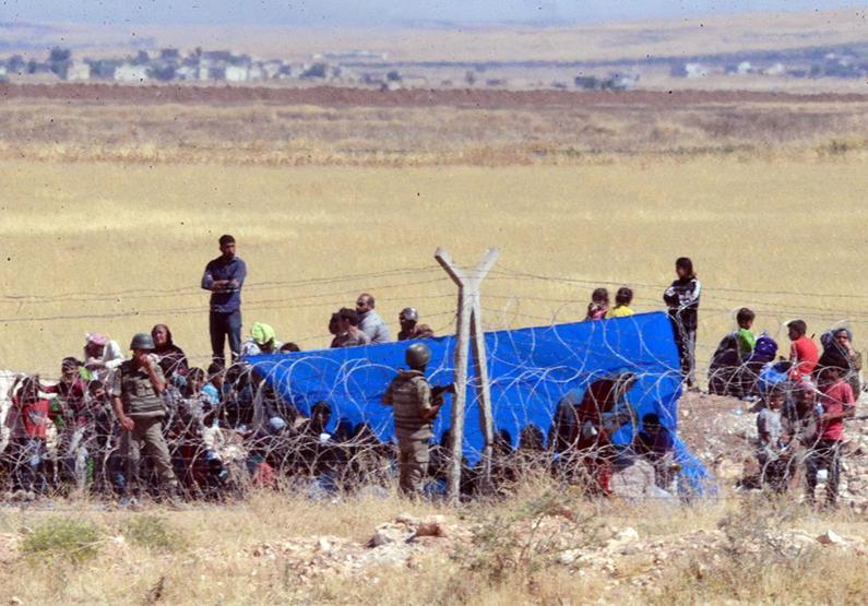 Kobaniden kaçan halkın Türkiye sınırında bekleyişi sürüyor