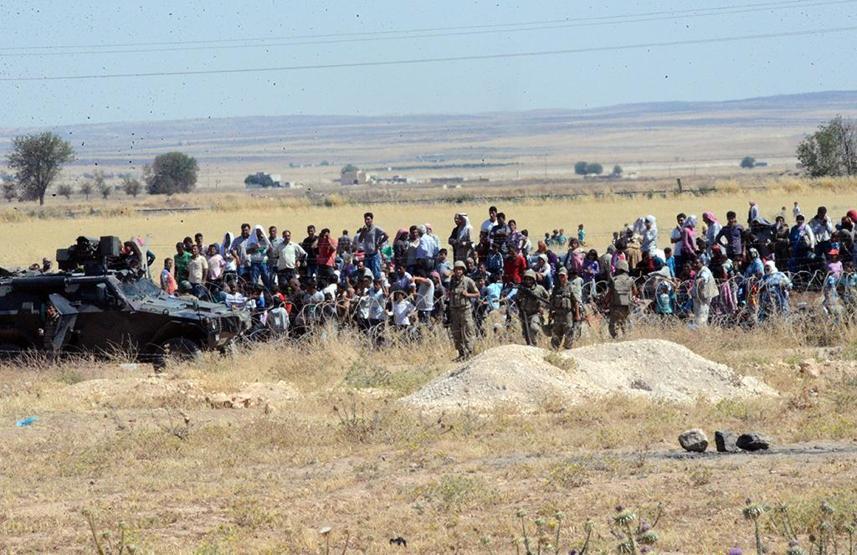 Kobaniden kaçan halkın Türkiye sınırında bekleyişi sürüyor